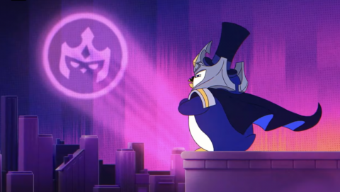 Pingouin avec un chapeau haut de forme et une cape regardant un signal lumineux en ville