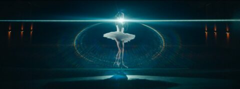 Ballerine en tutu éclairée par une lumière intense sur scène