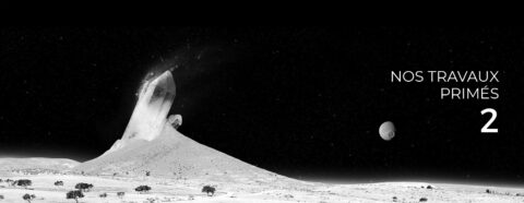 La bannière montre un paysage spatial en noir et blanc avec une vaste plaine. En arrière-plan, on voit une grande structure cristalline ou rocheuse émergeant du sol, donnant une impression surréaliste. Le ciel étoilé et une planète ou une lune apparaissent également en arrière-plan. Le texte "NOS TRAVAUX PRIMÉS 2" est situé à droite de l'image, écrit en lettres majuscules blanches, se détachant bien sur le fond sombre et spatial.