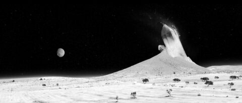 L'image montre un paysage extraterrestre en noir et blanc. Le sol est désertique avec quelques arbres dispersés, et au centre de l'image, une immense formation cristalline émerge du sol, semblant être un cristal géant. Le ciel est parsemé d'étoiles, et on peut voir une lune ou une planète avec des cratères en arrière-plan, accentuant l'atmosphère spatiale et surréaliste de la scène. L'ensemble de l'image donne une impression de calme et de mystère, évoquant un environnement à la fois étrange et fascinant.