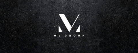 Logo blanc de MV Group sur fond noir texturé