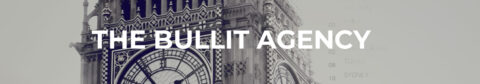 L'image montre une photo en noir et blanc de la célèbre tour horloge, Big Ben, à Londres. Sur cette photo, le texte "THE BULLIT AGENCY" est superposé en lettres blanches au centre de l'image.