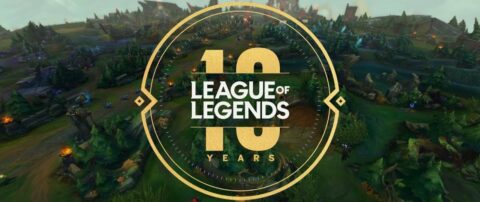 Un logo de célébration commémorant le 10e anniversaire de League of Legends, avec le logo emblématique du jeu orné d'accents dorés et entouré d'une pluie de confettis vibrants.