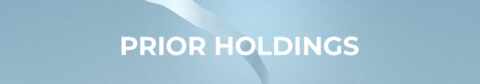 L'image montre un texte en blanc "PRIOR HOLDINGS" sur un fond bleu clair. Le style est minimaliste et propre, avec une bande blanche subtile à l'arrière-plan, ajoutant une touche d'élégance.