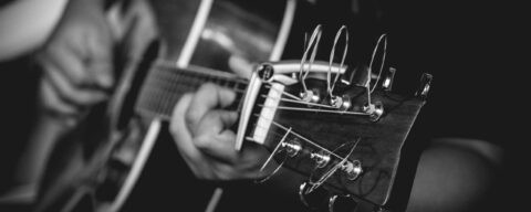 photo en noir et blanc plan serré d'un guitariste
